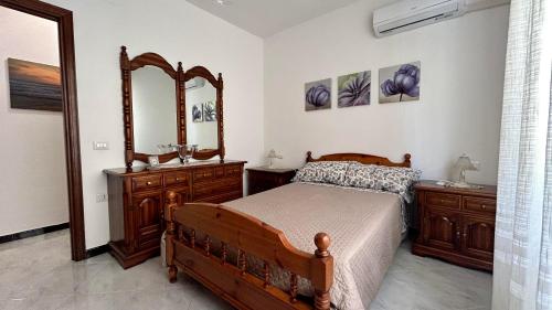 um quarto com uma cama e um espelho grande em Dedde's House em Quartu SantʼElena