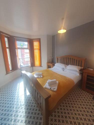 ein Schlafzimmer mit einem großen Bett mit zwei Handtüchern darauf in der Unterkunft Guardian View in Abertillery