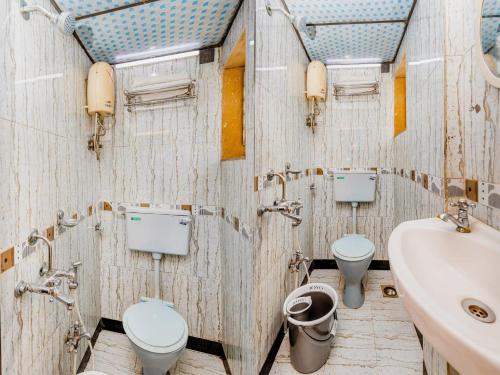 Ullāl的住宿－HOTEL A.K.INTERNATIONAL INN，一间带3个卫生间和水槽的浴室