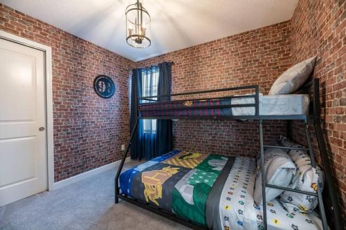 una camera con 2 letti a castello in un muro di mattoni di Charming Disney Vacation Home - 5 bedrooms a Orlando