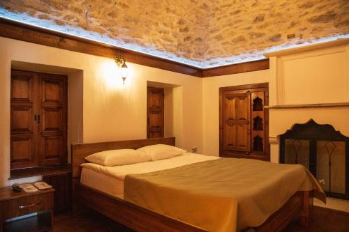 - une chambre avec un grand lit dans l'établissement Saffronia1900 Butik Otel, à Safranbolu