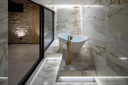 a bathroom with a sink and a bath tub at 1日1組限定 展望露天風呂付き 南国リゾート貸切ヴィラ 歩羅无 湯河原 FuranYugawara in Yugawara
