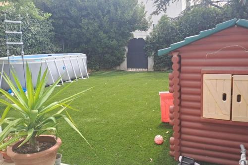 a yard with a toy house and a plant at Maison paisible et ensoleillée in Avignon