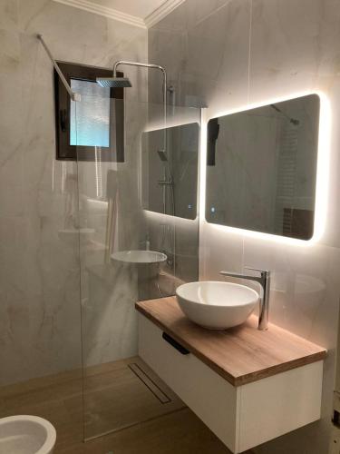 ein Badezimmer mit Waschbecken und Glasdusche in der Unterkunft Seaside Vila in Platanitis