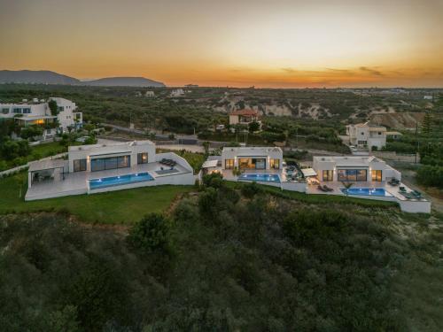 una vista aérea de una casa en la cima de una colina en Kali Thea Villas en Hersonissos