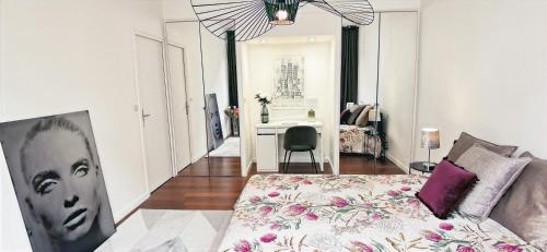 une chambre avec un lit et un bureau dans l'établissement Golden - Éden - superbe 2 pièces de standing en hypercentre, à Vichy