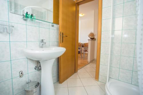 y baño con lavabo, aseo y ducha. en Apartman Vlado en Vrsar