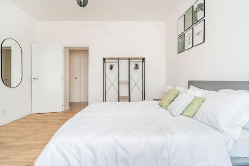 een witte slaapkamer met een groot wit bed bij Beno House Brescia in Brescia