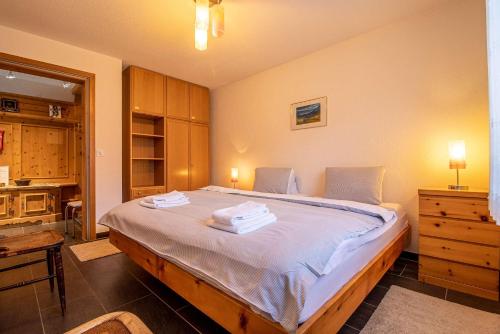 ein Schlafzimmer mit einem großen Bett mit Handtüchern darauf in der Unterkunft Villa Franca U01 in Arosa
