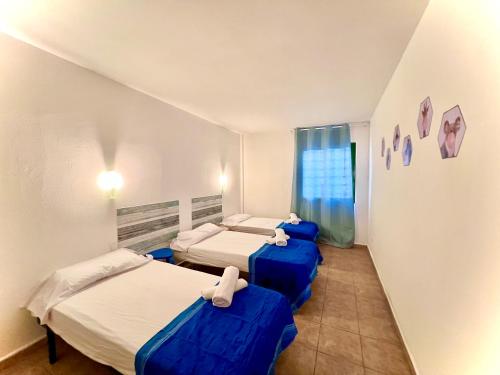 A bed or beds in a room at Apartamento para 6 a 5 min Port Aventura en Hotel Festival Village