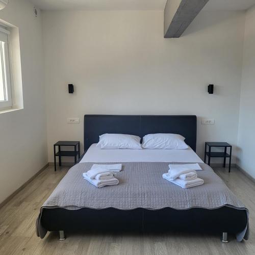 een slaapkamer met een bed met twee handdoeken erop bij Bepina in Gradac