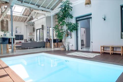- une piscine dans une chambre avec une maison dans l'établissement La Nomade - Maison contemporaine avec piscine - Toulouse, à Toulouse