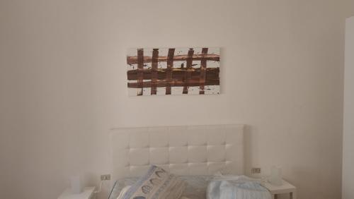 a white room with a picture on the wall at Memè 3 in Taviano