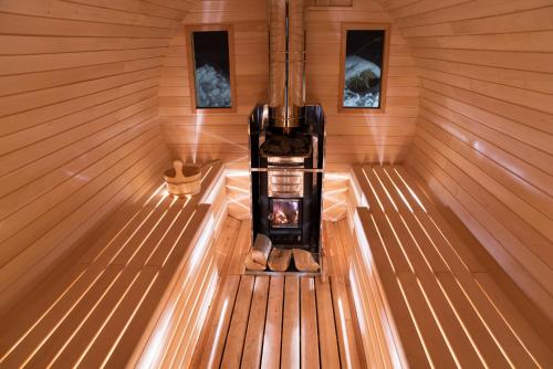 an inside of a sauna with a stove in it at Górskie Wytchnienie Domki Karkonosze in Piechowice