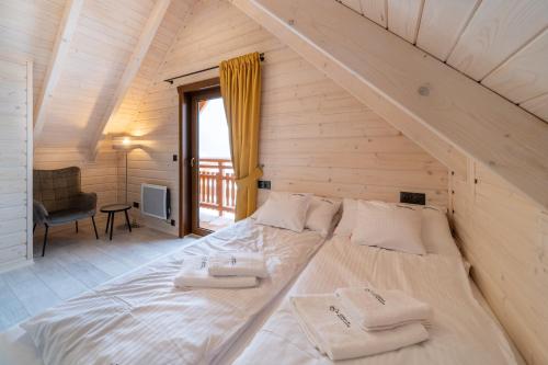 ein Schlafzimmer mit einem Bett mit zwei Handtüchern darauf in der Unterkunft Górskie Wytchnienie Michałowice in Piechowice