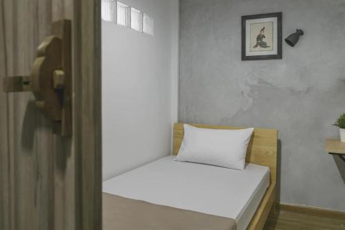 Una cama o camas en una habitación de ORA Hostel Bangkok