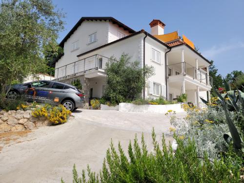 Το κτήριο όπου στεγάζεται  το διαμέρισμα