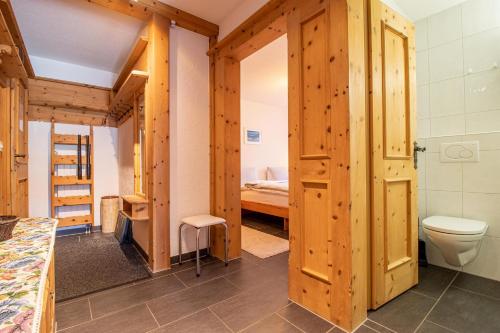 ein Bad mit WC und ein Schlafzimmer in der Unterkunft Villa Franca U01 in Arosa