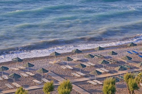 una vista aérea de una playa con sillas y sombrillas en Labranda Blue Bay Resort en Ialyssos
