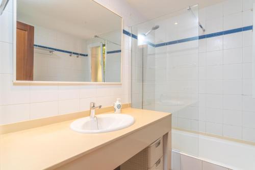 een badkamer met een wastafel en een spiegel bij Barca Trencada -A3- in Cala Mondrago