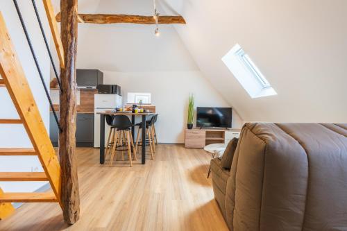 uma sala de estar com um sofá e uma mesa em Le Point Sublime - Netflix/Wifi Fibre/Terrasse em Banassac