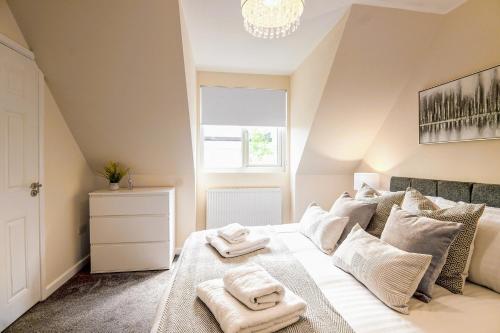 1 dormitorio con 1 cama con 2 toallas en Oakside Lodge Uxbridge, en Uxbridge