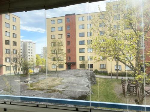 widok na budynek z okna w obiekcie PIHLAJISTO 1 - Spacious 4-bedroom condo with patio w Helsinkach