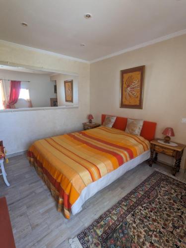 une chambre avec un grand lit et un tapis dans l'établissement Havre de Paix sur la Côte Bleue, à Sausset-les-Pins