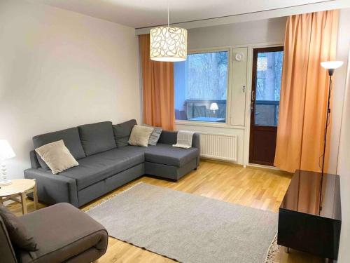 - un salon avec un canapé et une table dans l'établissement LAUTTASAARI Top hideaway in Helsinki, à Helsinki