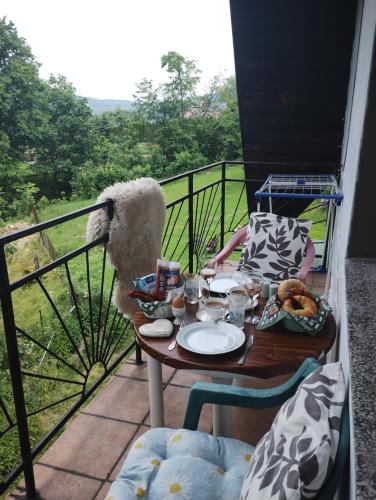 una mesa con comida y bebida en el balcón en Nowa Jutrzenka en Stryszawa