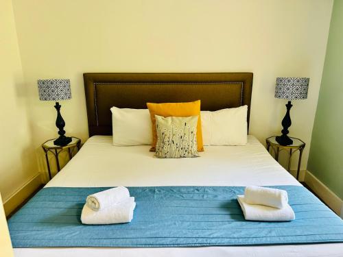 Cama o camas de una habitación en Guestling Hall Hotel