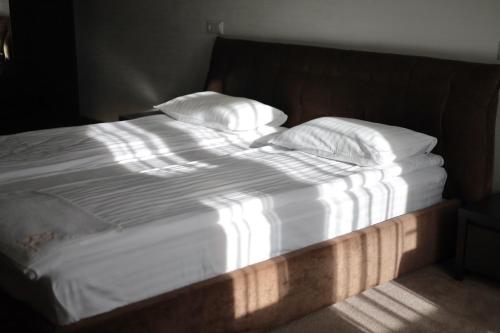 Un pat sau paturi într-o cameră la River Stone Hotel