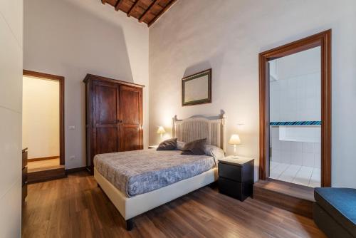 una camera con un letto e una grande finestra di Pantheon Charming Apartment a Roma