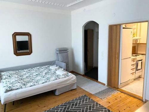 ヘルシンキにあるKAMPPI 1 - Perfect location right in Helsinki centerのベッドとキッチンのある白い寝室