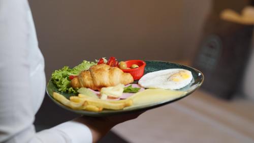 Makanan di atau berdekatan hotel