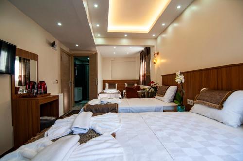 Tempat tidur dalam kamar di historia hotel