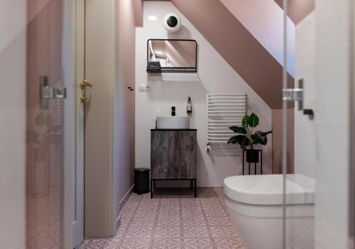 a bathroom with a toilet and a sink at W12 Home Station - Apartement Greenpink in Zielona Góra