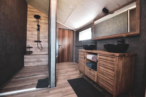 uma casa de banho com um lavatório e um espelho em Hoppezicht em Proven