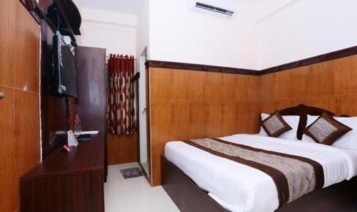 Llit o llits en una habitació de Ascot Hotel