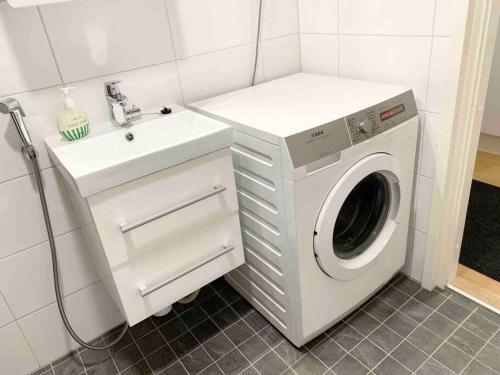 biała pralka i umywalka w łazience w obiekcie TUUSULA Tuusula 15 min drive to Airport w mieście Tuusula