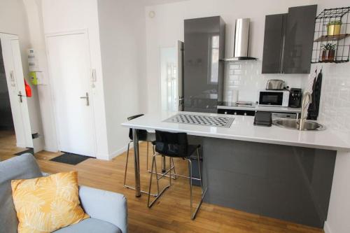 - une cuisine avec un comptoir blanc dans une pièce dans l'établissement Le cocon, à Angoulême