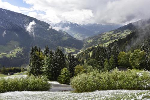 a road in a valley with mountains in the background at Ferienwohnung Frömlig in Silbertal