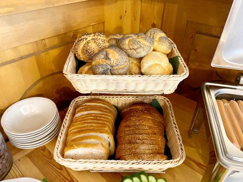 Twee manden gevuld met brood en gebak op een plank. bij Willa Regina II Resort & SPA in Zakopane