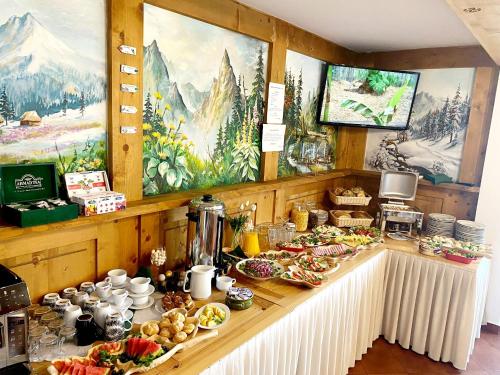 Willa Regina II Resort & SPA في زاكوباني: بوفيه طعام فوق طاولة