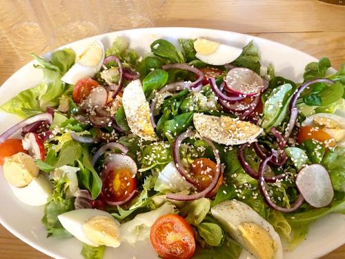 een salade op een wit bord op een tafel bij Willa Regina II Resort & SPA in Zakopane