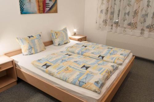 a bedroom with two twin beds with at Appartement Montanea in Schruns-Tschagguns