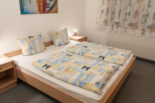 a bedroom with two twin beds with at Appartement Montanea in Schruns-Tschagguns