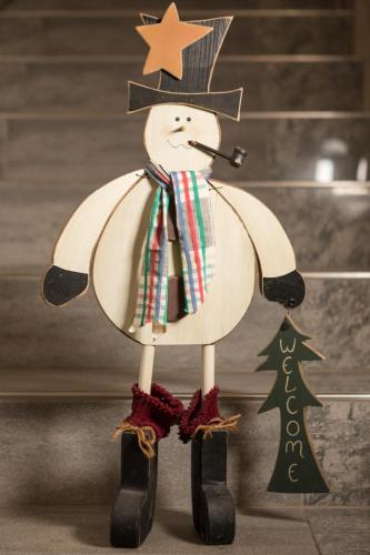 a wooden toy of a snowman with a star on its head at Appartement Montanea in Schruns-Tschagguns