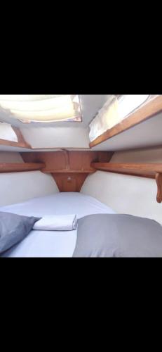 - deux lits superposés avec des draps et des oreillers blancs dans l'établissement chez will, au Cap d'Agde