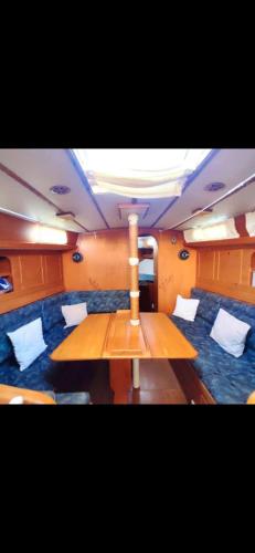 une table en bois au milieu d'un bateau dans l'établissement chez will, au Cap d'Agde